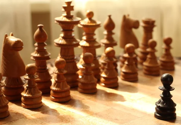 Kayıp, beyaz siyah taşı