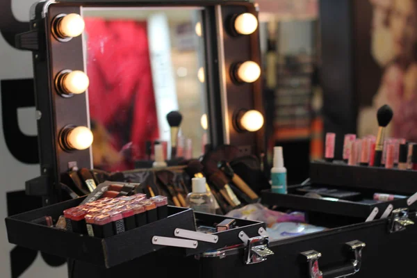 kalıcı makyaj çalışma alanı