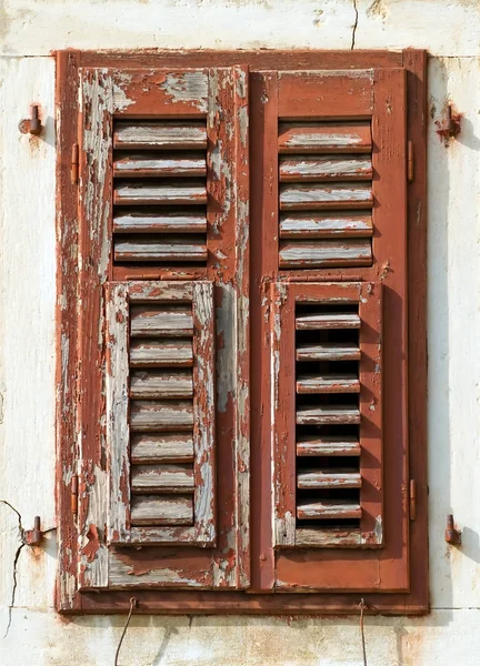 ひびの入った古い窓シャッター — ストック写真