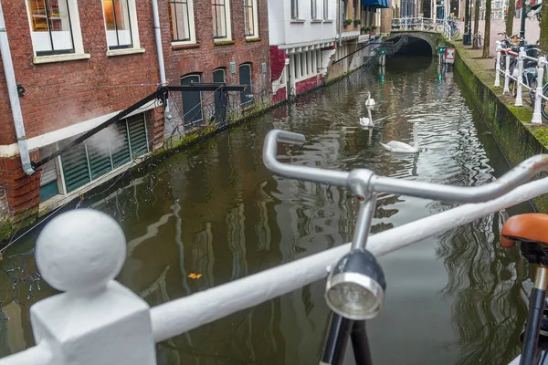 Water aquaduct en straat met parkeerplaats van de fiets in Nederlandse Delft oude stad — Stockfoto