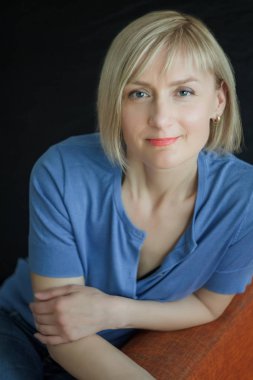 Olgun kadın dikey portre gülümseyen Kafkas