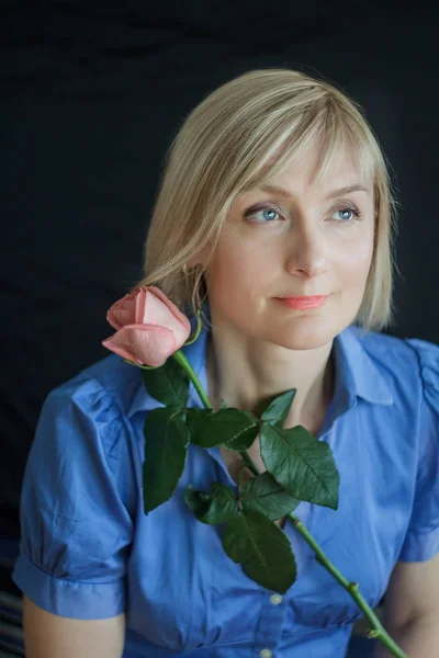 Зріла жінка з трояндою квіткою вертикальний портрет — стокове фото