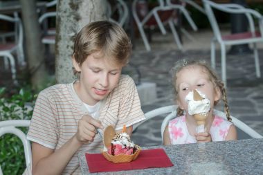 Erkek ve kız sokak dondurma çubuğuna İtalyan gelato yemek