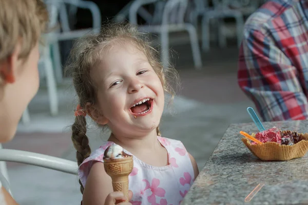 小さな女の子とイタリアのアイスクリームを食べる時に笑っている彼女の兄弟弟 — ストック写真