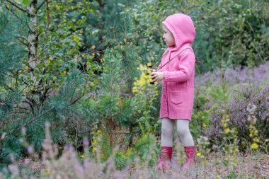 Yaz ormandaki dürbün ile yürüme üzerinde küçük kız