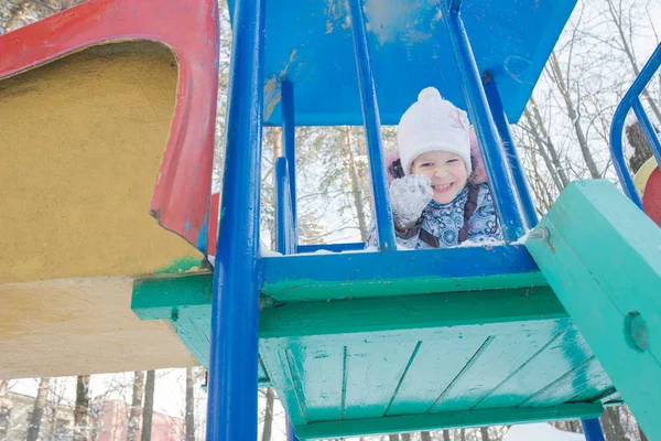 Mała dziewczynka grymasy w zimie odkrytym playset tower — Zdjęcie stockowe