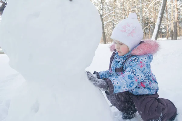 Mała dziewczynka co bałwan z naturalnego śniegu — Zdjęcie stockowe