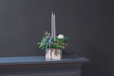 İki mum el yapımı Noel centerpiece