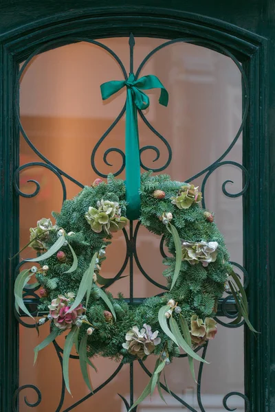DIY conifer with Eucalyptus and hydrangea Christmas floral wreath hanging at entrance door — Stock Photo, Image