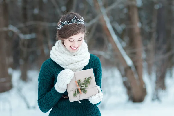Sorridente giovane donna in possesso di regalo di Natale — Foto Stock