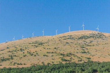 Endüstriyel yatay eksenli rüzgar türbini kuleleri istasyonu İtalya