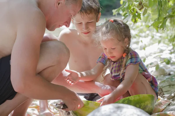 Verano caliente día soleado playa picnic de padre y dos hermanos — Foto de Stock