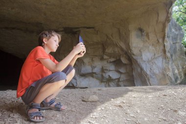 Gezgin alarak fotoğraf dağ Mağarası Fotoğraf makinesi telefon ile kayalık peyzaj