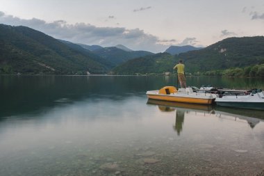 Adam İtalyan Scanno dağ Gölü üzerinde soğutma deniz bisikleti veya kürek teknesinde