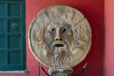 Pagan kabartma insan yüzü Bocca della Verita veya gerçek ağız heykel Roma