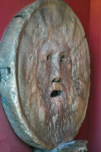 Рот Истины круга резной диск в Риме знаменитый ориентир в итальянском Риме — стоковое фото