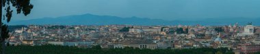 Ünlü Pantheon ve Altare della Patria Janiculum hill açısından ana mimari uluslararası yerler ile Roma'nın geniş alacakaranlıkta kentsel silüeti panorama