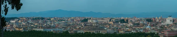 Weite Abenddämmerung Stadtsilhouette von Rom mit den wichtigsten architektonischen internationalen Sehenswürdigkeiten von janiculum Hügel Aussichtspunkt mit berühmten Pantheon und Altar della Patria lizenzfreie Stockfotos