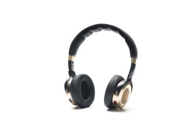 Siyah kulaklıklar beyaz arkaplanda izole edilmiş