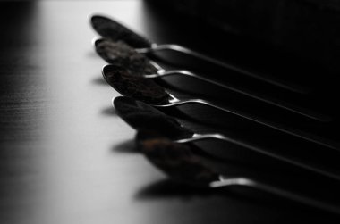 Elmalı turta siyah masaya krem karamel ile