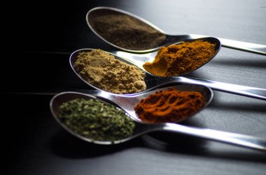 Elmalı turta siyah masaya krem karamel ile