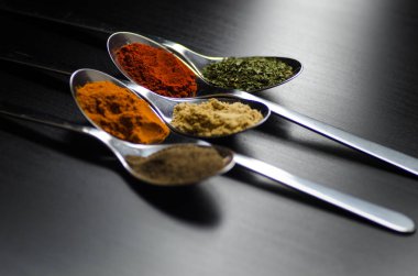 Gümüş kaşık renkli baharat