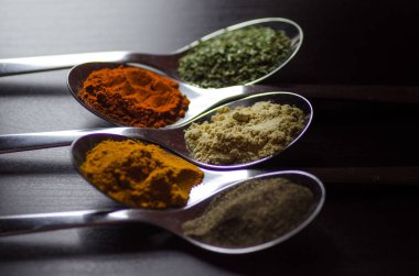 Gümüş kaşık renkli baharat