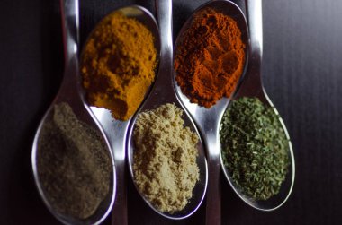 Gümüş kaşık renkli baharat