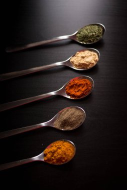 Gümüş kaşık renkli baharat