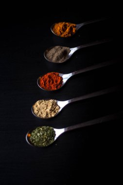 Gümüş kaşık renkli baharat