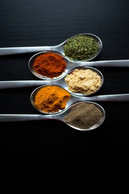 Gümüş kaşık renkli baharat