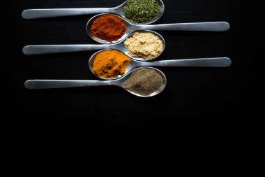 Gümüş kaşık renkli baharat