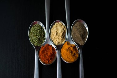 Gümüş kaşık renkli baharat