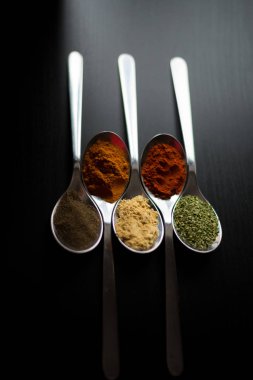 Gümüş kaşık renkli baharat