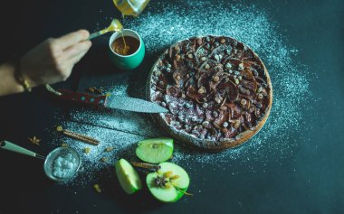 Elmalı turta siyah masaya krem karamel ile