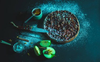 Elmalı turta siyah masaya krem karamel ile