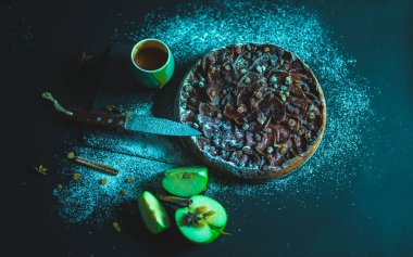 Elmalı turta siyah masaya krem karamel ile