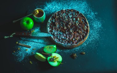 Elmalı turta siyah masaya krem karamel ile