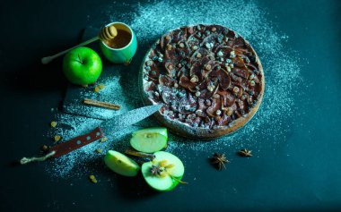 Elmalı turta siyah masaya krem karamel ile