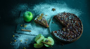 Elmalı turta siyah masaya krem karamel ile