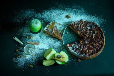 Elmalı turta siyah masaya krem karamel ile