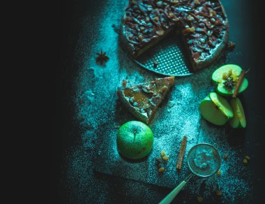 Elmalı turta siyah masaya krem karamel ile