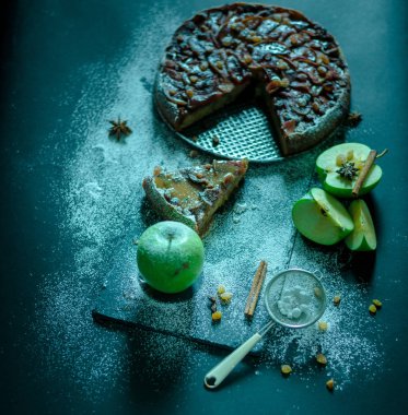 Elmalı turta siyah masaya krem karamel ile