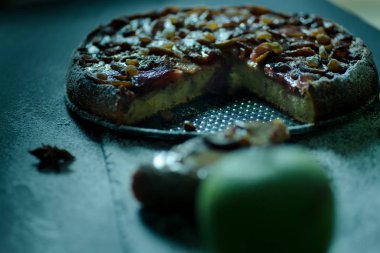 Elmalı turta siyah masaya krem karamel ile