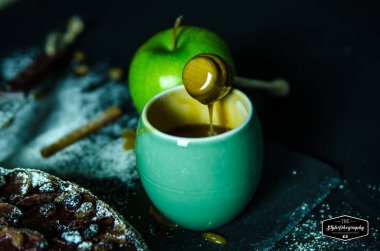 Elmalı turta siyah masaya krem karamel ile