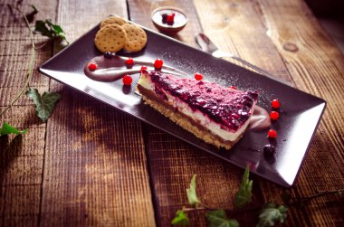 Ev yapımı cheesecake taze çilek ve çikolata ile