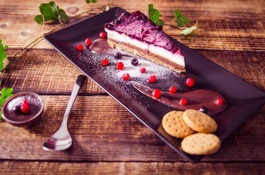 Ev yapımı cheesecake taze çilek ve çikolata ile