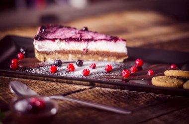 Ev yapımı cheesecake taze çilek ve çikolata ile