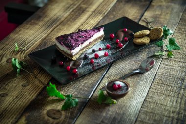 Ev yapımı cheesecake taze çilek ve çikolata ile