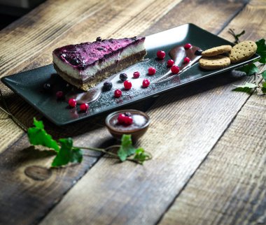 Ev yapımı cheesecake taze çilek ve çikolata ile